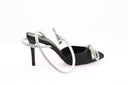 escarpins Albano en satin noir avec bout pointu et nœud en cristaux
chaussures Albano noires à talon de 9 cm avec bride de cheville réglable
vue latérale des escarpins en satin noir Albano, élégants et raffinés
détail du nœud orné de cristaux sur les escarpins Albano noirs

